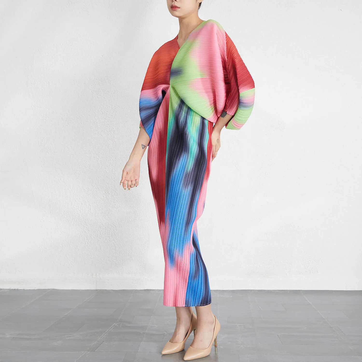 miyake плиссированное длинное платье высокого класса 2023 осень новый стиль винтажный принт свободное тонкое складчатое платье с V-образным вырезом для женщин Изображение 1